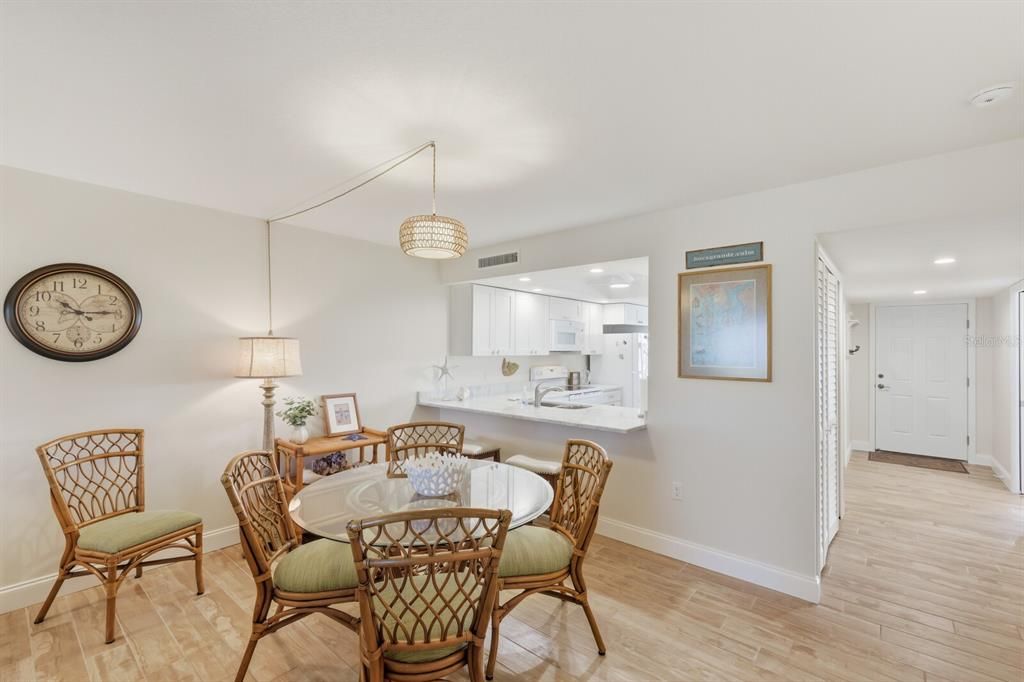 For Sale: $1,285,000 (2 beds, 2 baths, 1326 Square Feet)