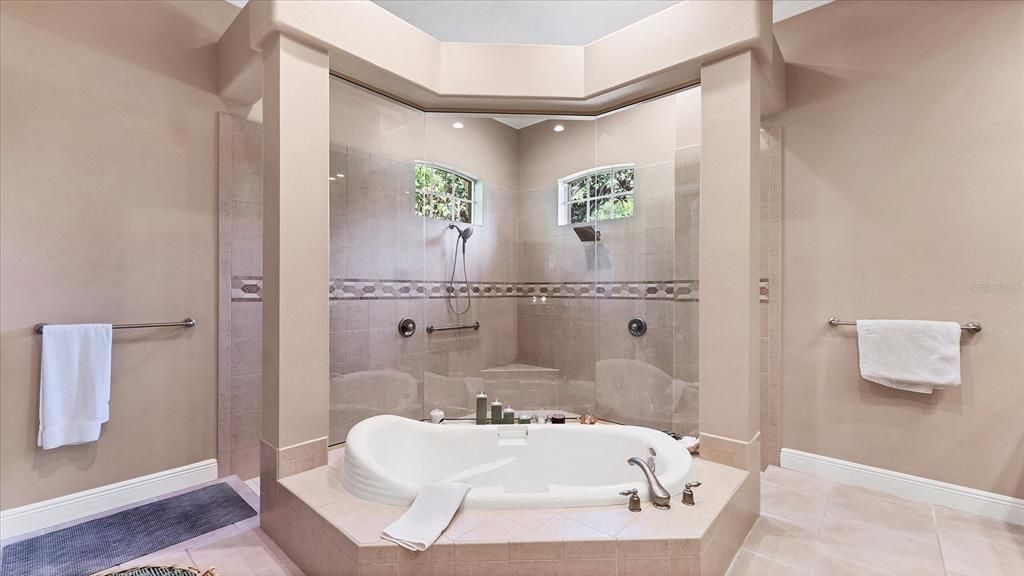 Activo con contrato: $1,425,000 (5 camas, 5 baños, 4882 Pies cuadrados)