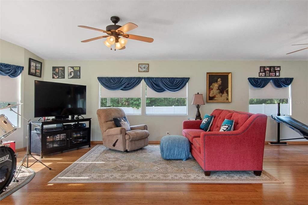 For Sale: $344,500 (2 beds, 2 baths, 1332 Square Feet)