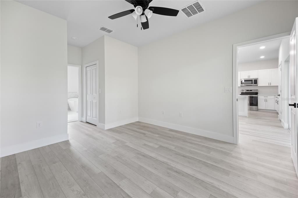 For Sale: $299,900 (4 beds, 2 baths, 1679 Square Feet)