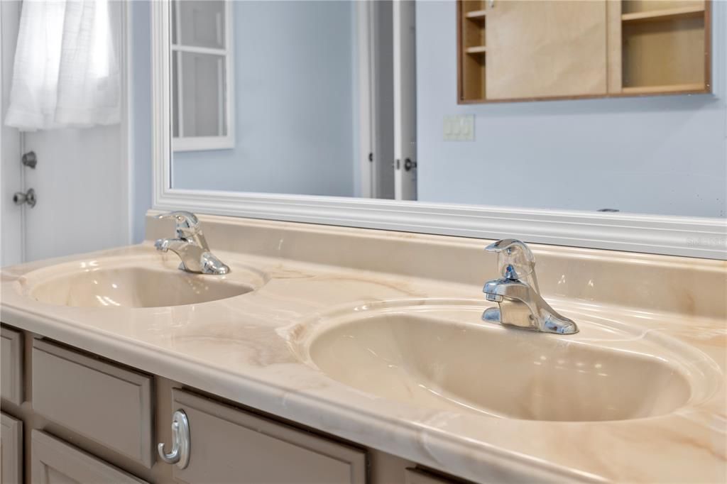 待售: $550,000 (4 贝兹, 2 浴室, 2330 平方英尺)