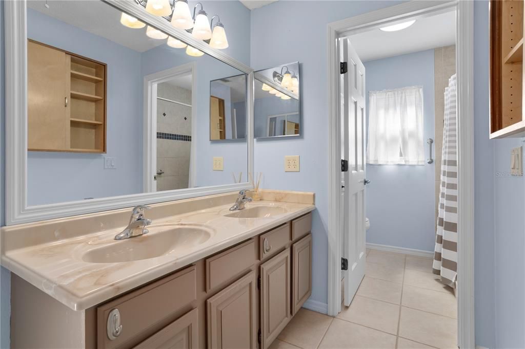 待售: $550,000 (4 贝兹, 2 浴室, 2330 平方英尺)