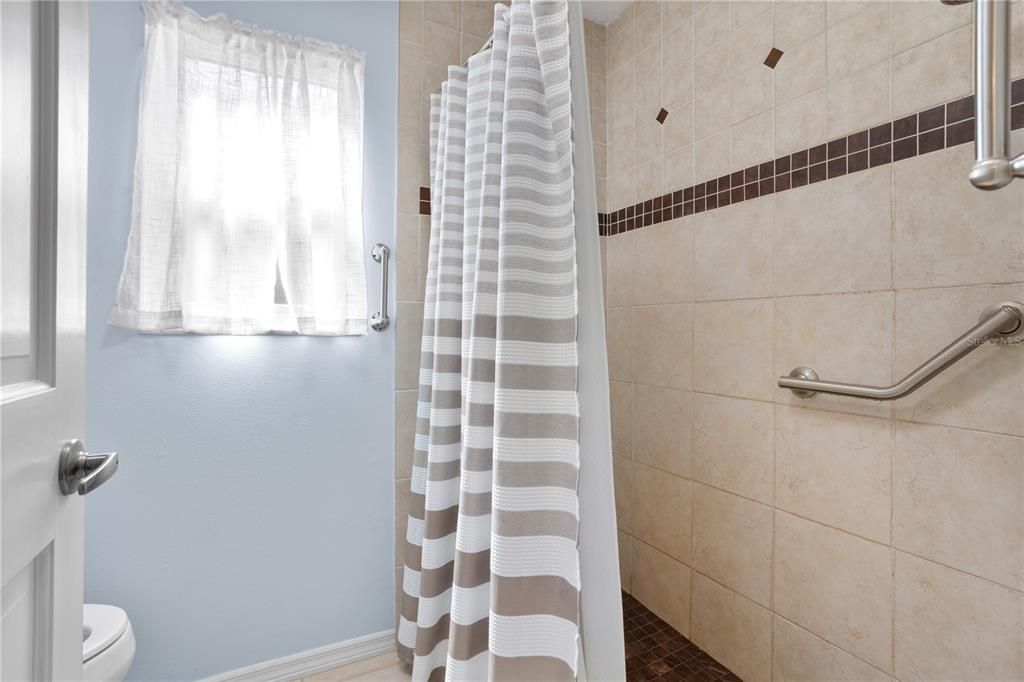 待售: $550,000 (4 贝兹, 2 浴室, 2330 平方英尺)