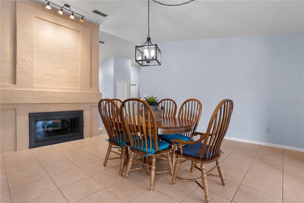 待售: $550,000 (4 贝兹, 2 浴室, 2330 平方英尺)