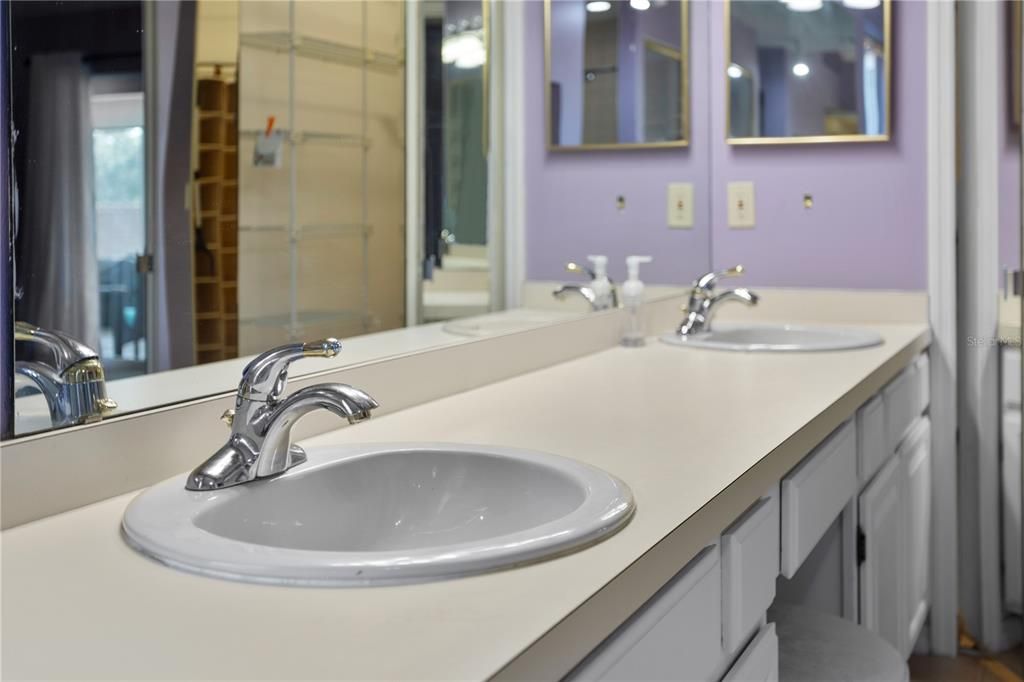 待售: $550,000 (4 贝兹, 2 浴室, 2330 平方英尺)