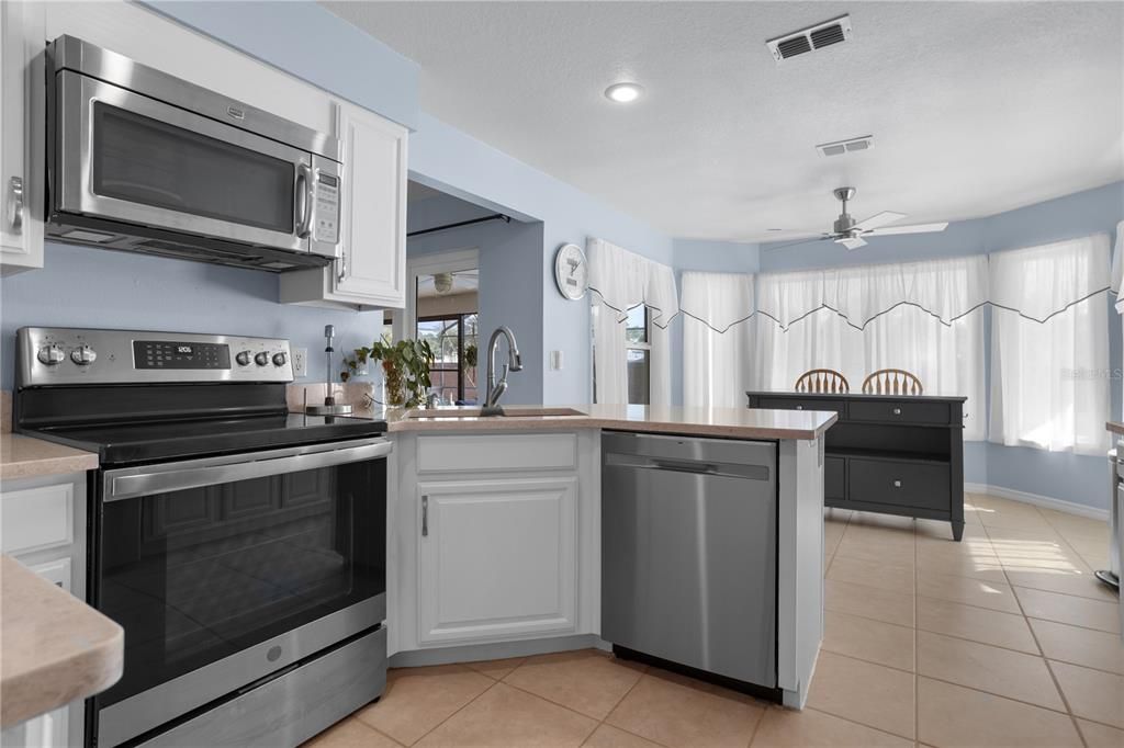 待售: $550,000 (4 贝兹, 2 浴室, 2330 平方英尺)