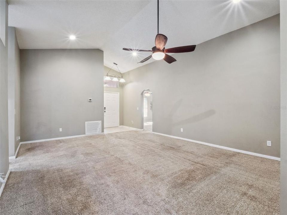 Под контрактом: $415,000 (3 спален, 2 ванн, 1560 Квадратных фут)