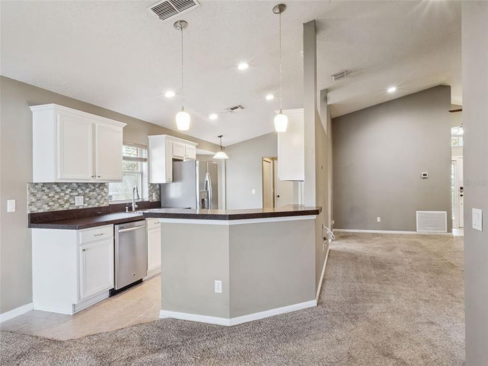 Под контрактом: $415,000 (3 спален, 2 ванн, 1560 Квадратных фут)