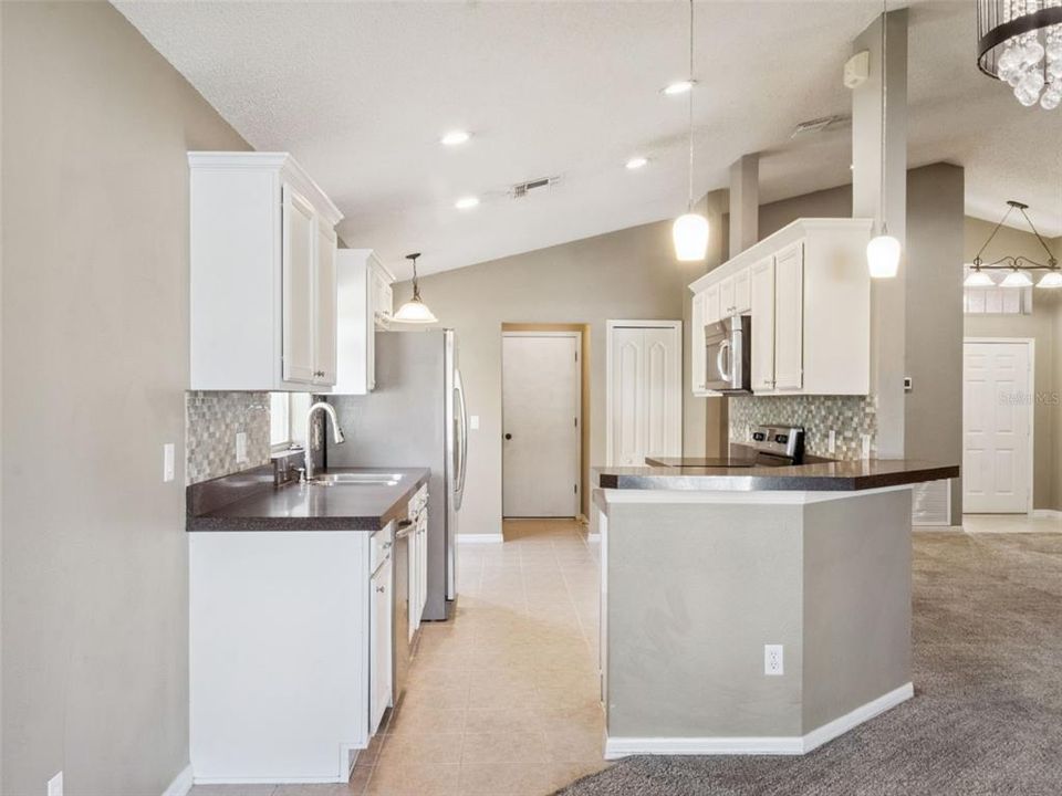 Под контрактом: $415,000 (3 спален, 2 ванн, 1560 Квадратных фут)