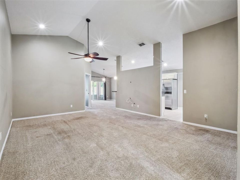 Под контрактом: $415,000 (3 спален, 2 ванн, 1560 Квадратных фут)