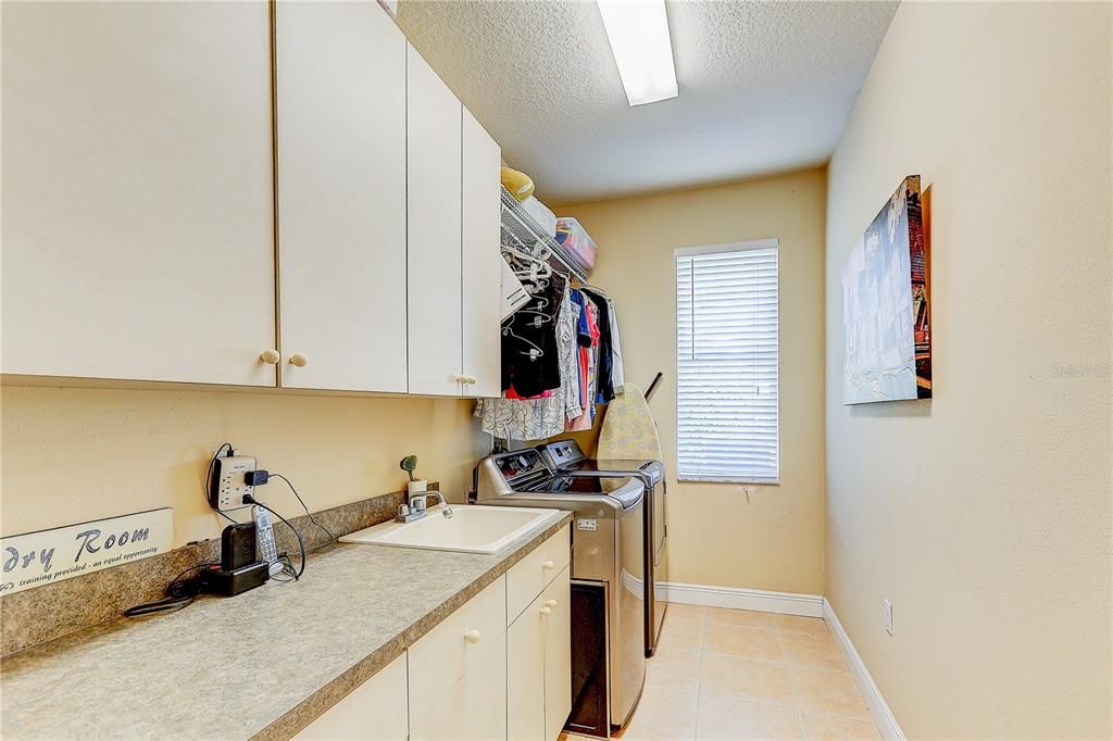 En Venta: $849,990 (4 camas, 3 baños, 3192 Pies cuadrados)