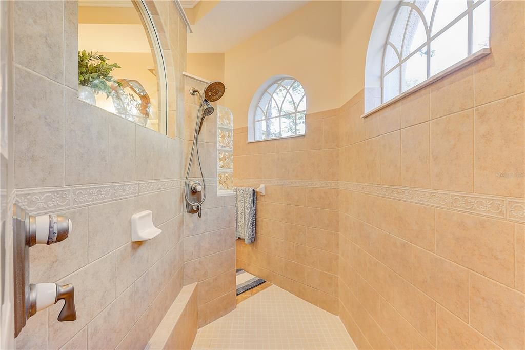 En Venta: $849,990 (4 camas, 3 baños, 3192 Pies cuadrados)