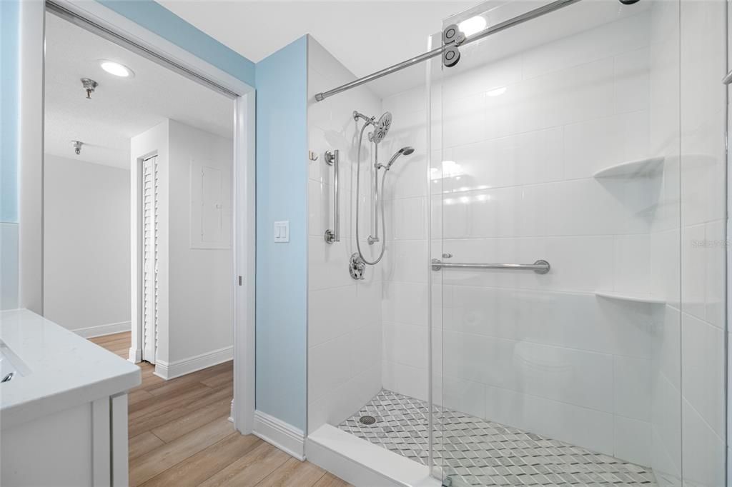 На продажу: $775,000 (2 спален, 2 ванн, 1300 Квадратных фут)