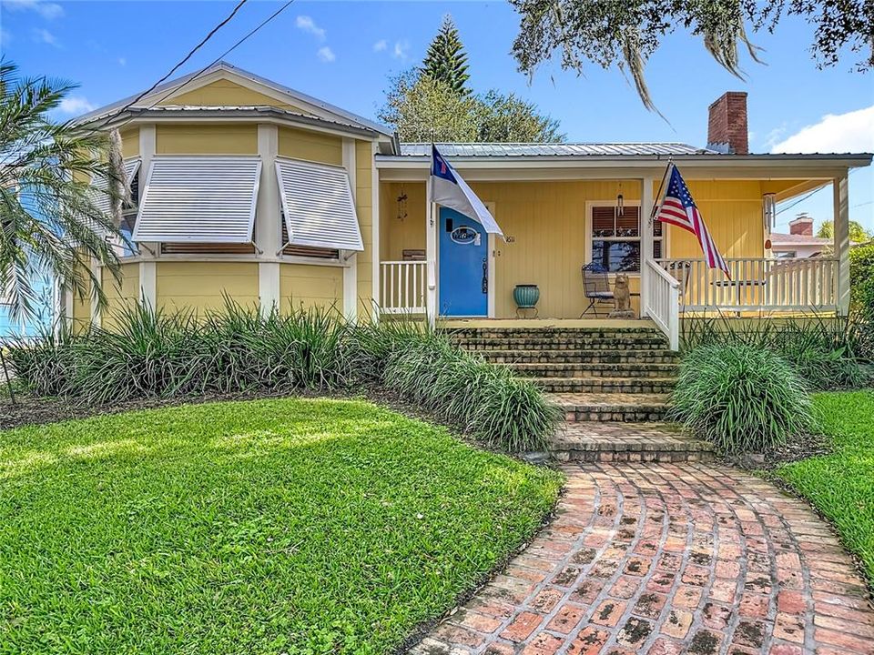 Active With Contract: $550,000 (2 beds, 1 baths, 1231 Square Feet)