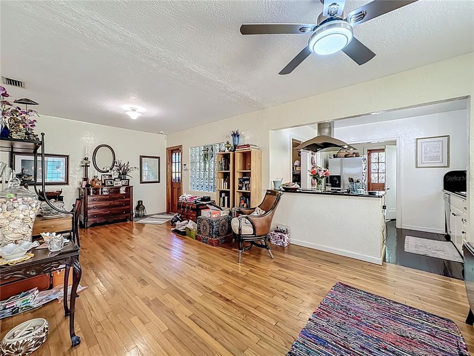 Active With Contract: $550,000 (2 beds, 1 baths, 1231 Square Feet)