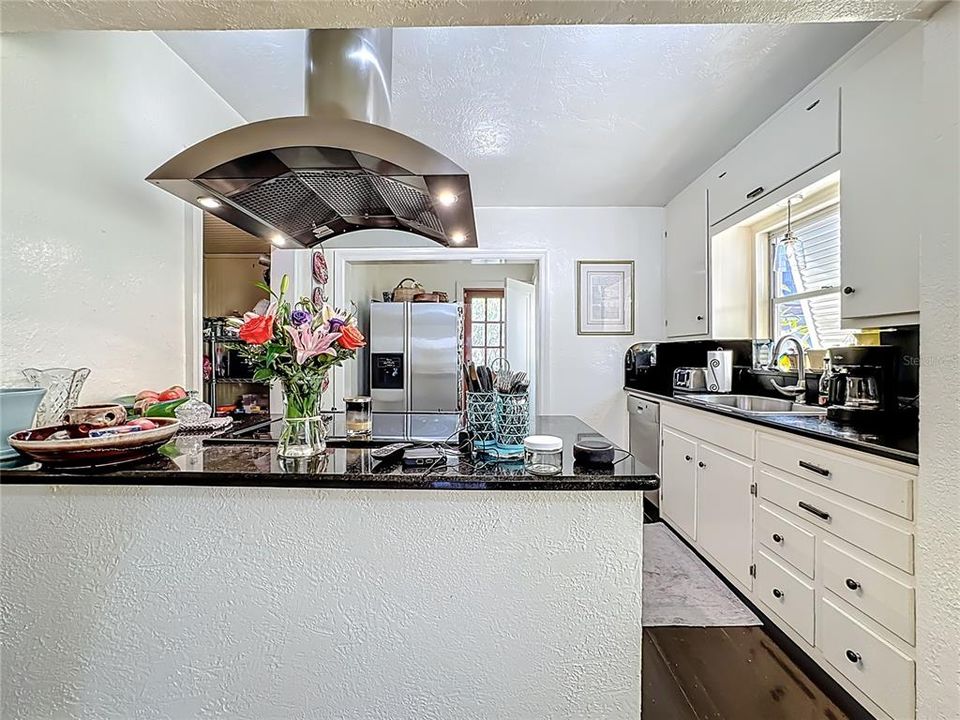 Active With Contract: $550,000 (2 beds, 1 baths, 1231 Square Feet)