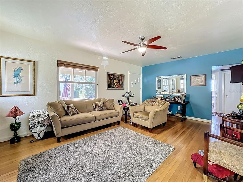 Active With Contract: $550,000 (2 beds, 1 baths, 1231 Square Feet)