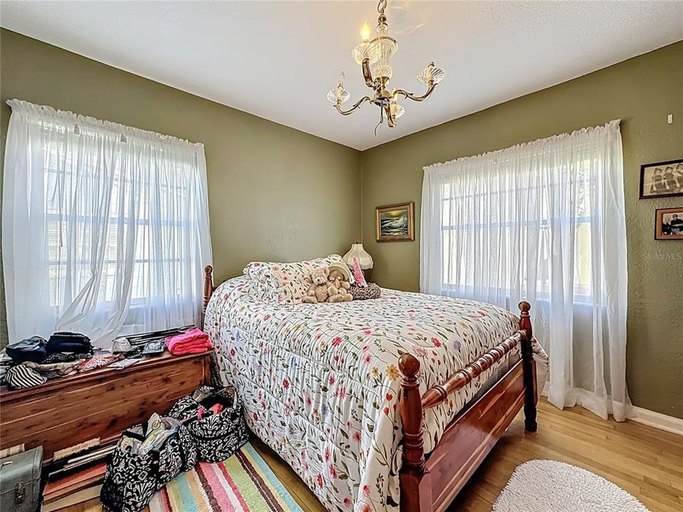 Active With Contract: $550,000 (2 beds, 1 baths, 1231 Square Feet)