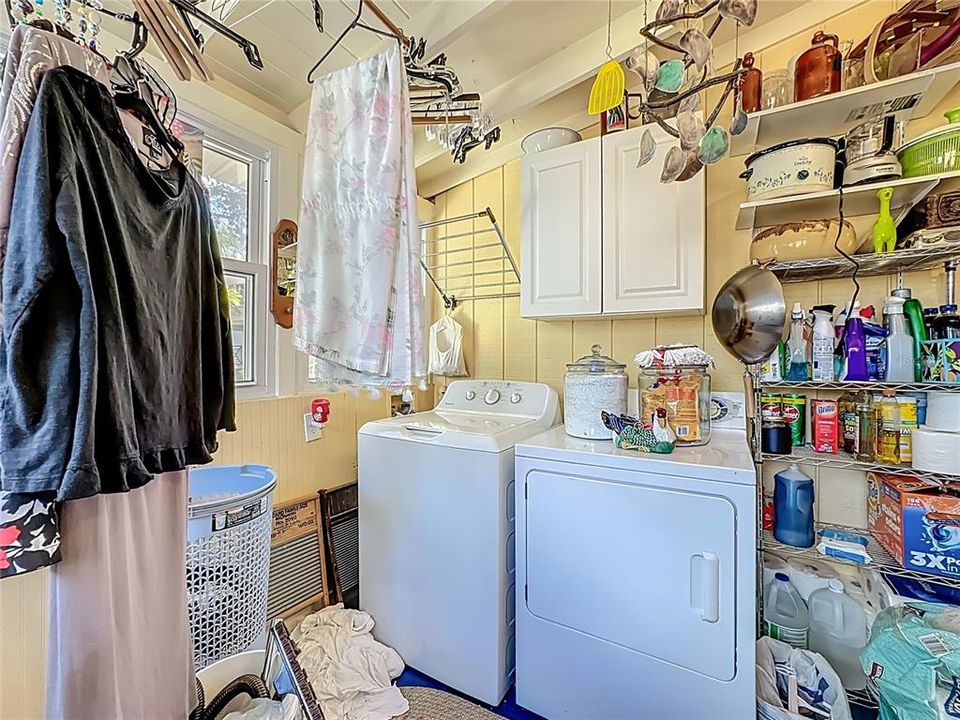 Active With Contract: $550,000 (2 beds, 1 baths, 1231 Square Feet)