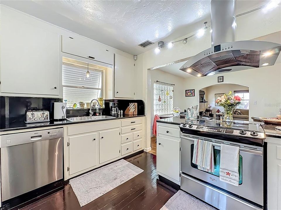 Active With Contract: $550,000 (2 beds, 1 baths, 1231 Square Feet)