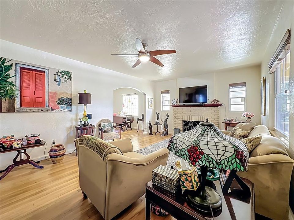 Active With Contract: $550,000 (2 beds, 1 baths, 1231 Square Feet)