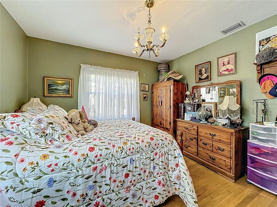 Active With Contract: $550,000 (2 beds, 1 baths, 1231 Square Feet)