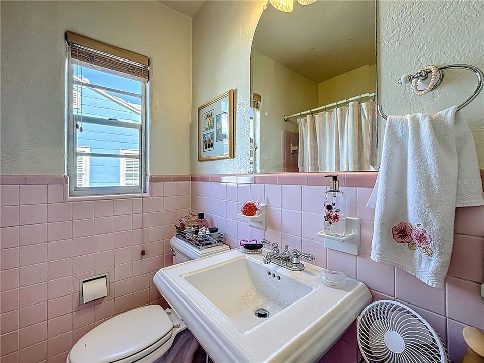 Active With Contract: $550,000 (2 beds, 1 baths, 1231 Square Feet)