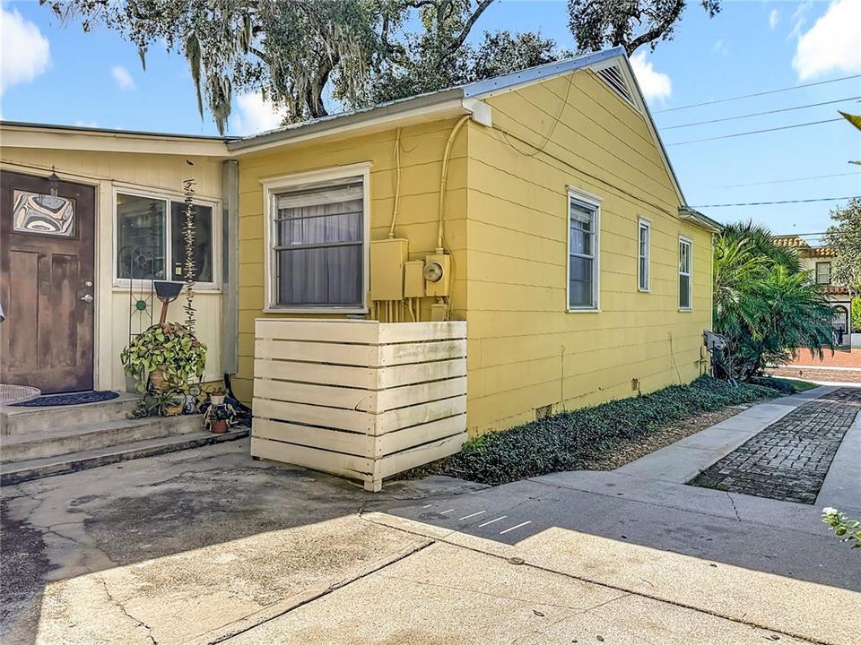 Active With Contract: $550,000 (2 beds, 1 baths, 1231 Square Feet)