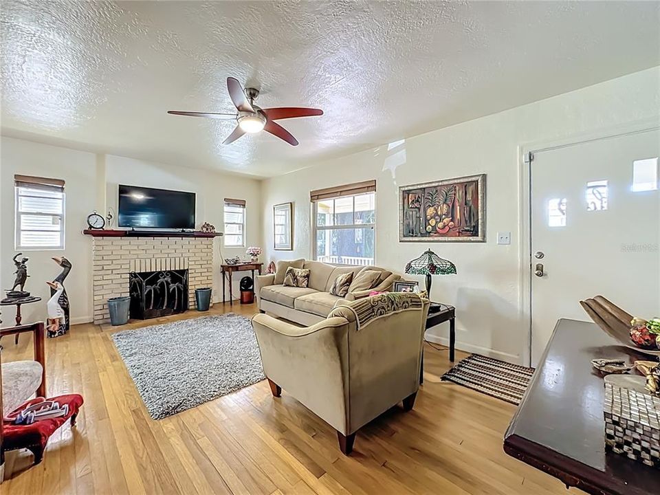 Active With Contract: $550,000 (2 beds, 1 baths, 1231 Square Feet)