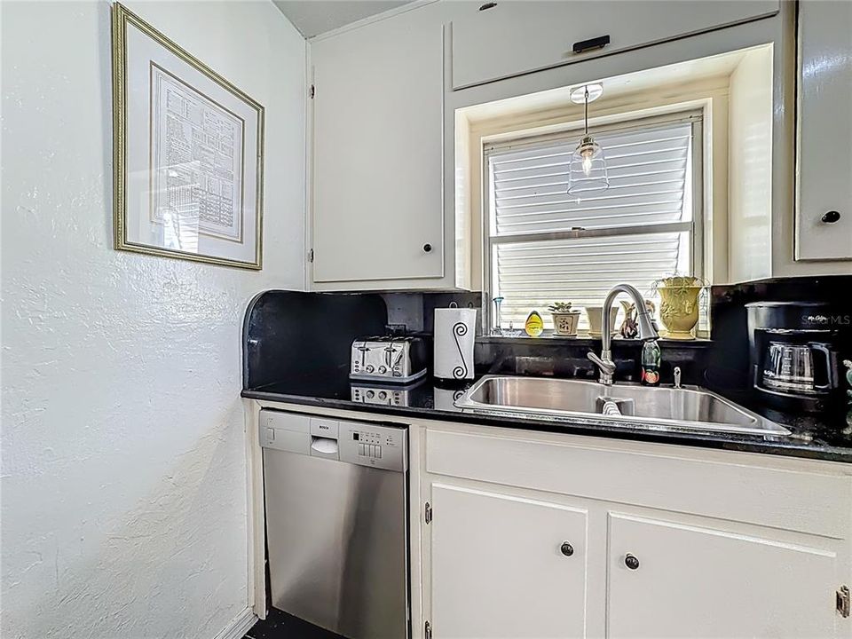 Active With Contract: $550,000 (2 beds, 1 baths, 1231 Square Feet)