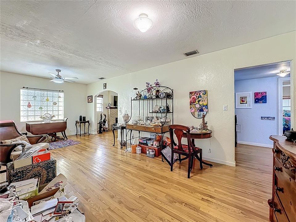 Active With Contract: $550,000 (2 beds, 1 baths, 1231 Square Feet)