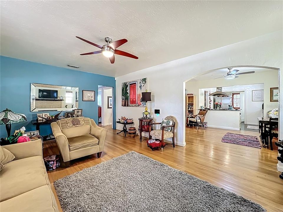 Active With Contract: $550,000 (2 beds, 1 baths, 1231 Square Feet)