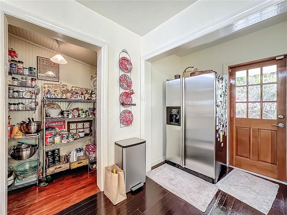 Active With Contract: $550,000 (2 beds, 1 baths, 1231 Square Feet)