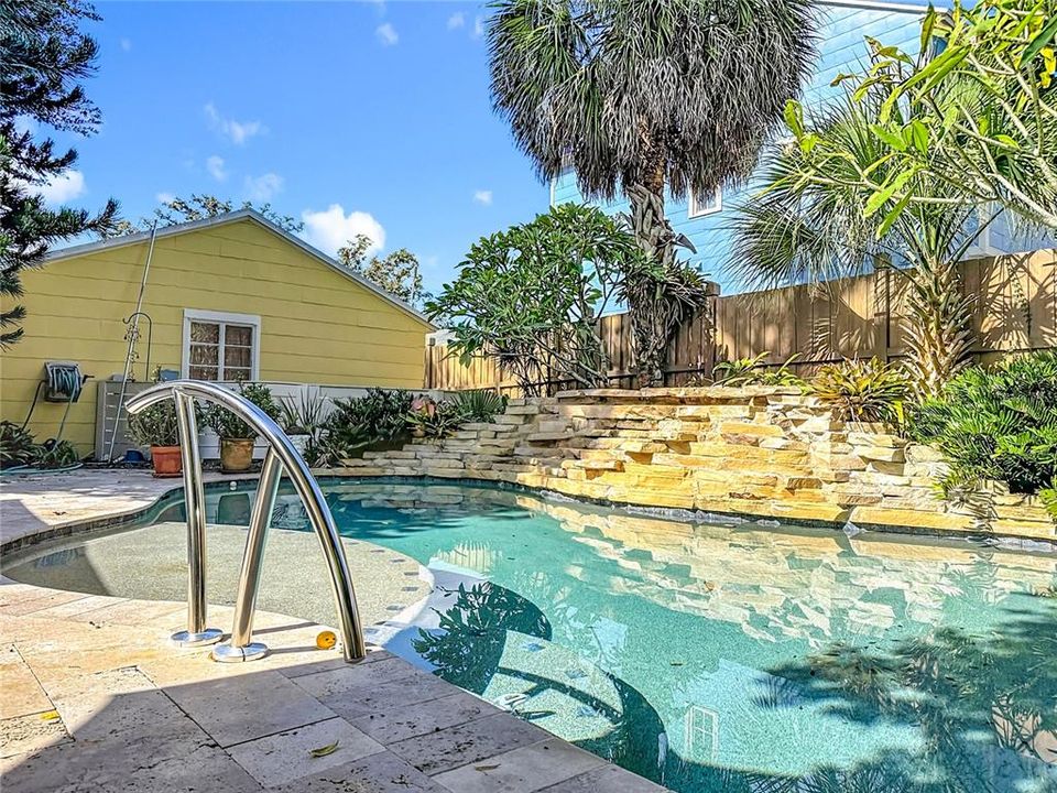 Active With Contract: $550,000 (2 beds, 1 baths, 1231 Square Feet)