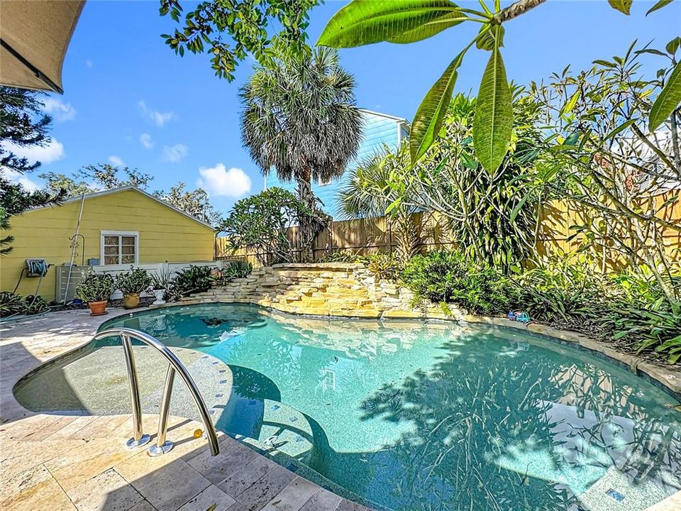 Active With Contract: $550,000 (2 beds, 1 baths, 1231 Square Feet)