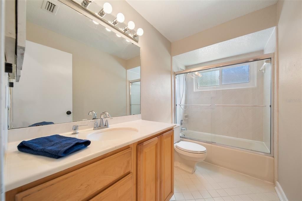 合同活跃: $625,000 (4 贝兹, 3 浴室, 2281 平方英尺)