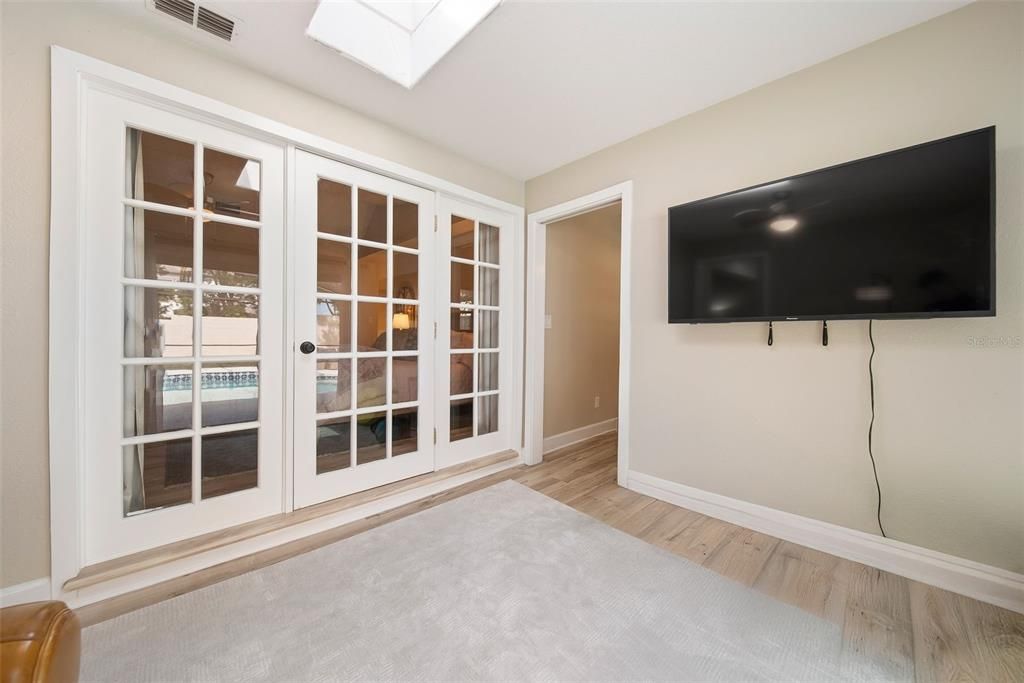 合同活跃: $625,000 (4 贝兹, 3 浴室, 2281 平方英尺)