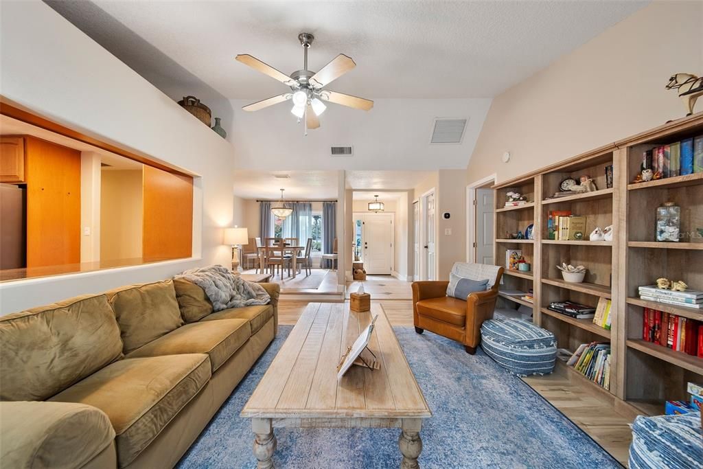 合同活跃: $625,000 (4 贝兹, 3 浴室, 2281 平方英尺)