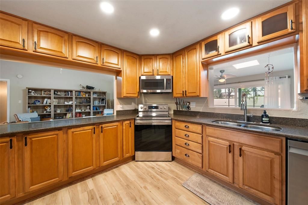 合同活跃: $625,000 (4 贝兹, 3 浴室, 2281 平方英尺)