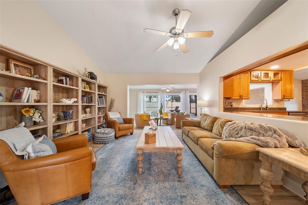 合同活跃: $625,000 (4 贝兹, 3 浴室, 2281 平方英尺)