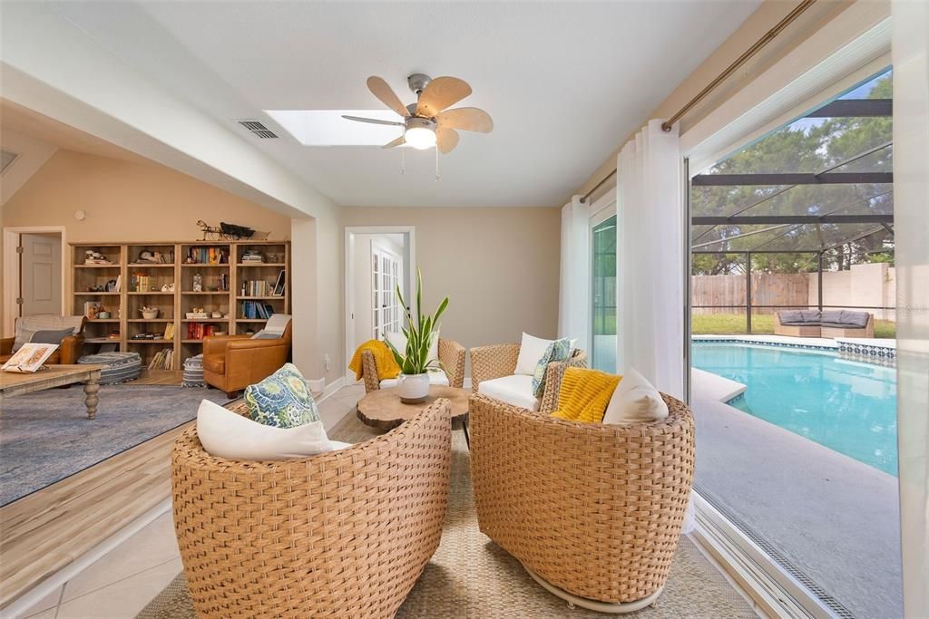 合同活跃: $625,000 (4 贝兹, 3 浴室, 2281 平方英尺)