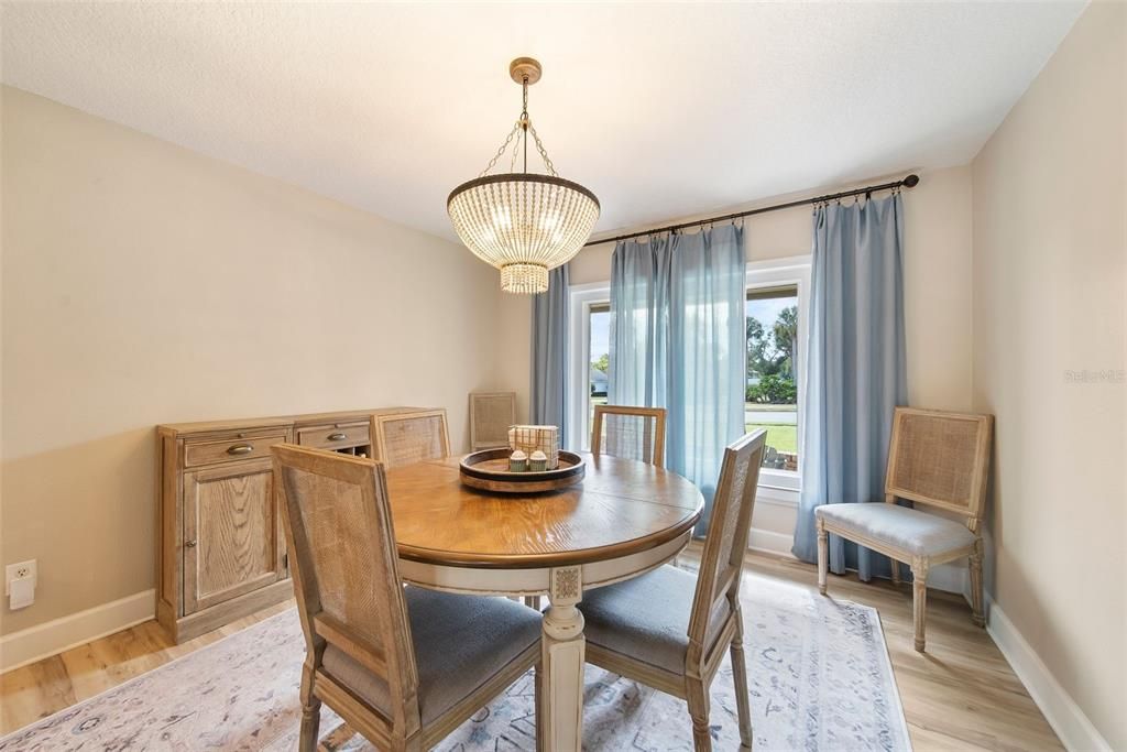 合同活跃: $625,000 (4 贝兹, 3 浴室, 2281 平方英尺)