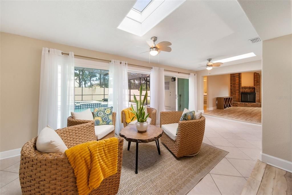 合同活跃: $625,000 (4 贝兹, 3 浴室, 2281 平方英尺)