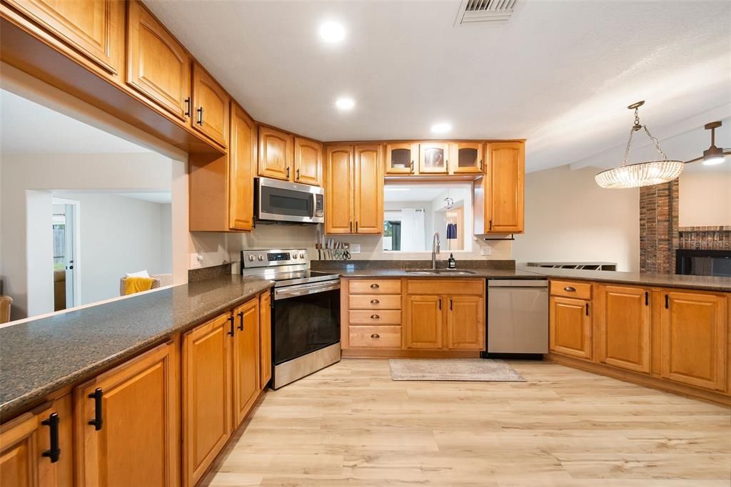 合同活跃: $625,000 (4 贝兹, 3 浴室, 2281 平方英尺)