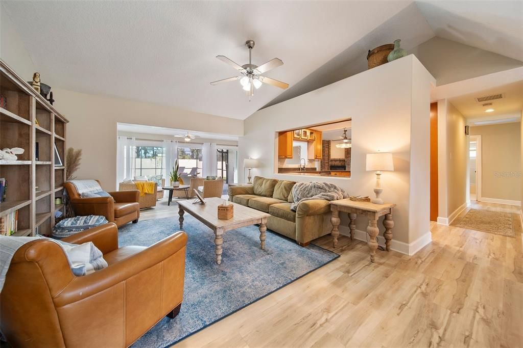 合同活跃: $625,000 (4 贝兹, 3 浴室, 2281 平方英尺)