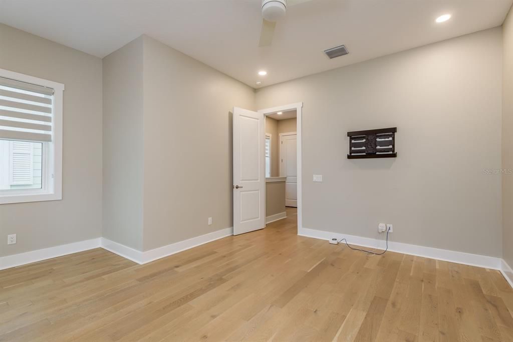 For Sale: $859,900 (3 beds, 3 baths, 2390 Square Feet)