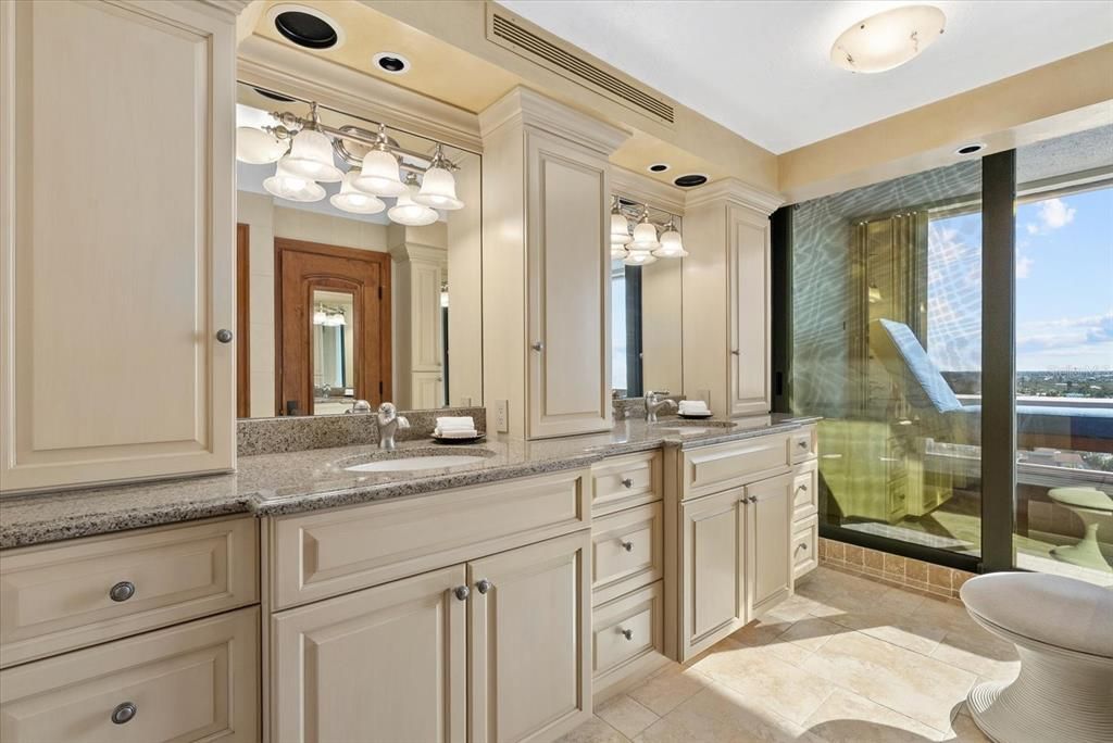 На продажу: $3,999,999 (3 спален, 3 ванн, 2374 Квадратных фут)