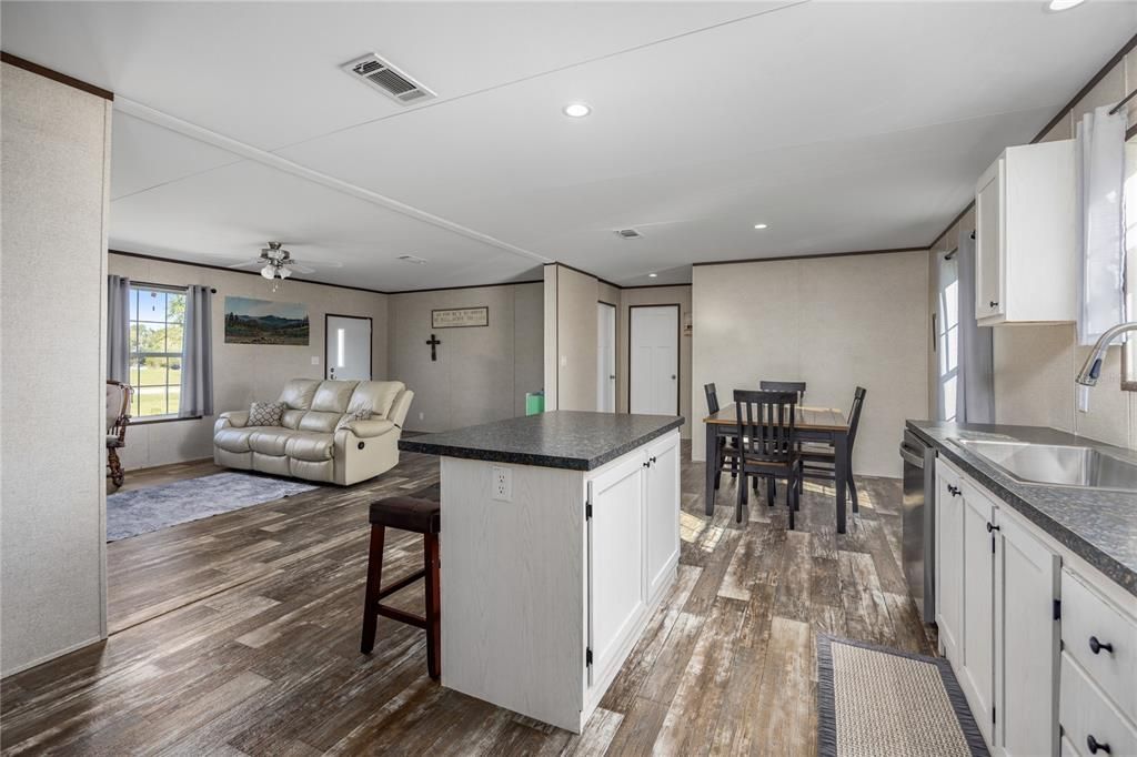 Activo con contrato: $263,900 (3 camas, 2 baños, 1512 Pies cuadrados)