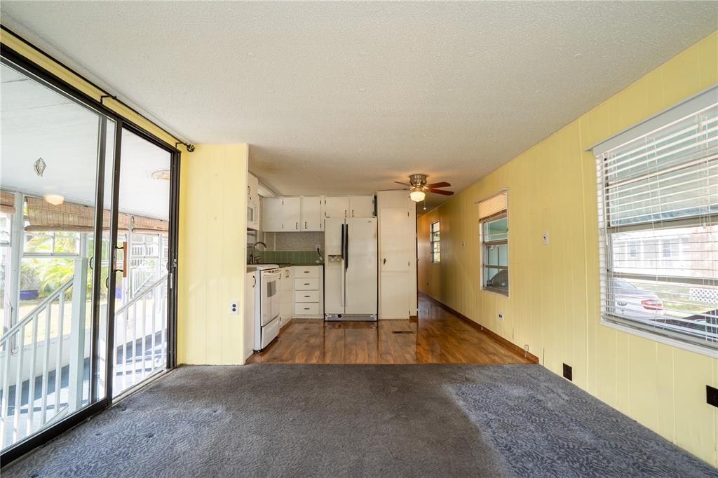 For Sale: $59,900 (2 beds, 1 baths, 552 Square Feet)