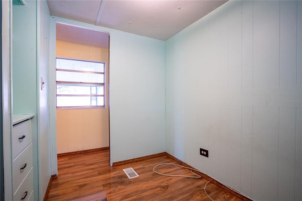 For Sale: $59,900 (2 beds, 1 baths, 552 Square Feet)